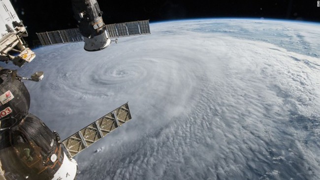 Các nhà du hành vũ trụ trên Trạm Vũ trụ Quốc tế (ISS) chụp bức hình về siêu bão Soudelor ngày 5/8 khi nó đi qua khu vực phía tây Thái Bình Dương, CNN đưa tin. 