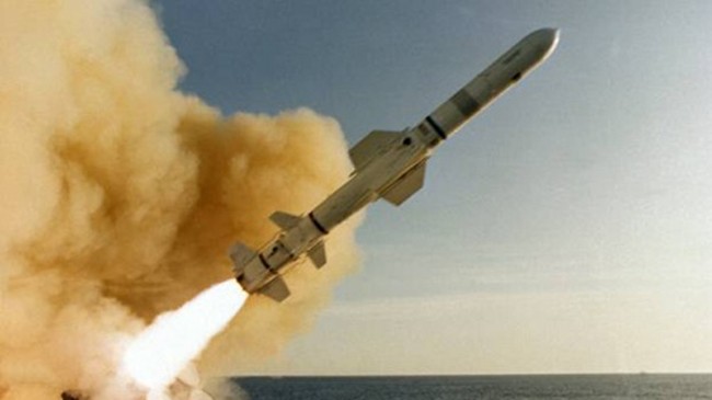 Một tên lửa chống hạm RGM-84 Harpoon được phóng từ tàu USS Leahy trên biển Thái Bình Dương. Ảnh: US Navy