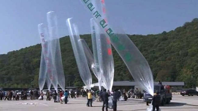 Các nhà hoạt động Hàn Quốc trong một hoạt động thả truyền đơn qua bóng bay vào lãnh thổ Triều Tiên. (Nguồn: stripes.com)
