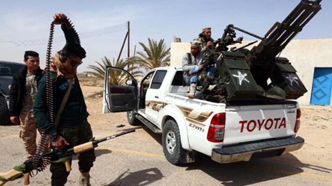 Các thành viên thuộc lực lượng chống lại IS ở Libya đang chuẩn bị đợt tấn công mới. Ảnh: AFP