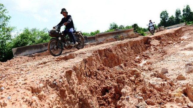 Bờ kè bên sông Sài Gòn đoạn qua huyện Củ Chi vừa mới làm được hơn hai tháng nhưng đã bị sạt lở xuống sông. Nguyên nhân ban đầu được cơ quan chức năng nhận định là do tình trạng khai thác cát gây ra (ảnh chụp trưa 10/7).