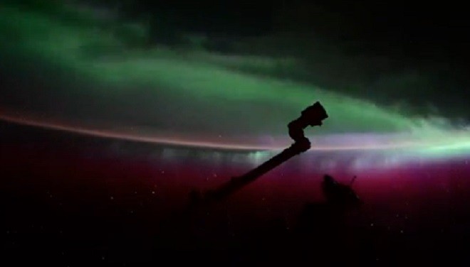 Bắc cực rực rỡ sắc màu nhìn từ ngoài không gian