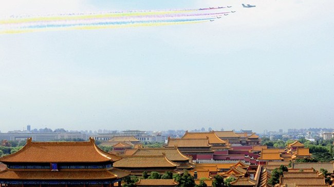 Máy bay bay trên Tử Cấm Thành trong màn tập dượt trình diễn tại Bắc Kinh. Hơn 10.000 binh sĩ cùng hơn 500 xe quân sự, khoảng 200 máy bay tham gia buổi diễn tập. Ảnh: Reuters