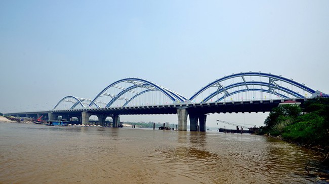 Cầu Đông Trù bắc qua sông Đuống khánh thành tháng 9/2014, nối hai quận Long Biên và huyện Đông Anh.