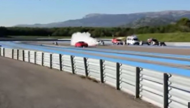Xe đạp cho siêu xe Ferrari 'ngửi khói' trên đường đua
