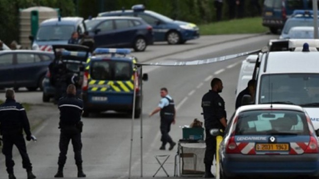 Cảnh sát Pháp phong tỏa một tuyến đường gần nơi xảy ra xả súng. Ảnh: AFP.
