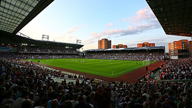 10. Boleyn Ground (West Ham- sức chứa: 35.016 người): Sân nhà của “The Hammers” còn được biết đến với cái tên Upton Park. Dù không có dịch vụ tốt như các nơi khác, sự sôi động ở đây có thể sánh ngang với bất cứ sân vận động hàng đầu nào tại Premier League