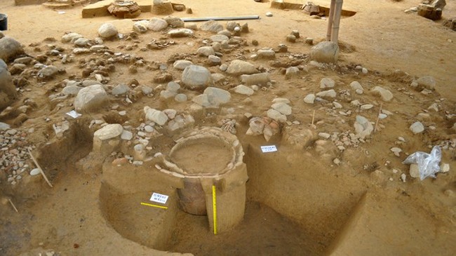 Năm 1909, nhà khảo cổ học người Pháp M. Vinet lần đầu phát hiện ở Sa Huỳnh (huyện Đức Phổ, tỉnh Quảng Ngãi) có khoảng 200 mộ chum. Di tích khảo cổ đó được gọi là Dépot à Jarres Sa Huỳnh (nghĩa là kho chum Sa Huỳnh). 