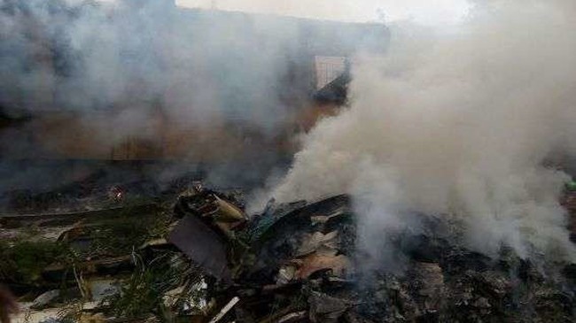 Hiện trường chiếc máy bay quân sự của Nigeria bị rơi. Ảnh: Information Nigeria