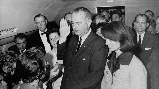Phó tổng thống Johnson tuyên thệ nhậm chức tổng thống Mỹ sau khi John F. Kennedy bị ám sát năm 1963. Ảnh: wikipedia
