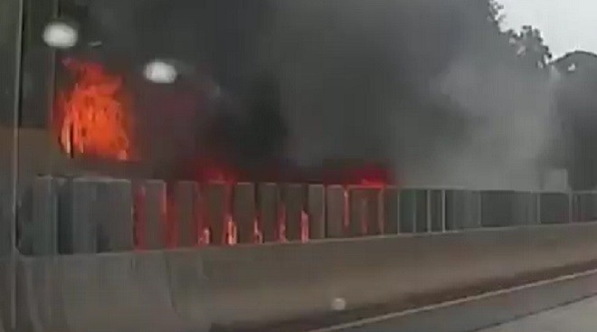 Xe tải đang chạy bất ngờ cháy ngùn ngụt trên cao tốc