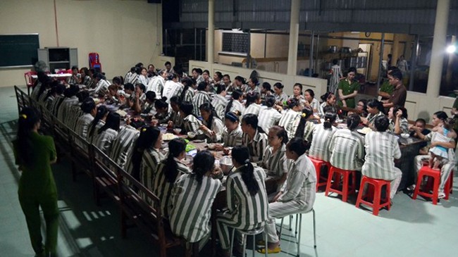 Tối 30/8, lãnh đạo trại giam Thủ Đức (huyện Hàm Tân, tỉnh Bình Thuận) tổ chức liên hoan thân mật giữa những trại viên được đặc xá năm 2015 với những phạm nhân còn phải ở lại để cải tạo. Cả nước có hơn 18.000 người được hưởng đặc xá, riêng trại giam Thủ Đứ
