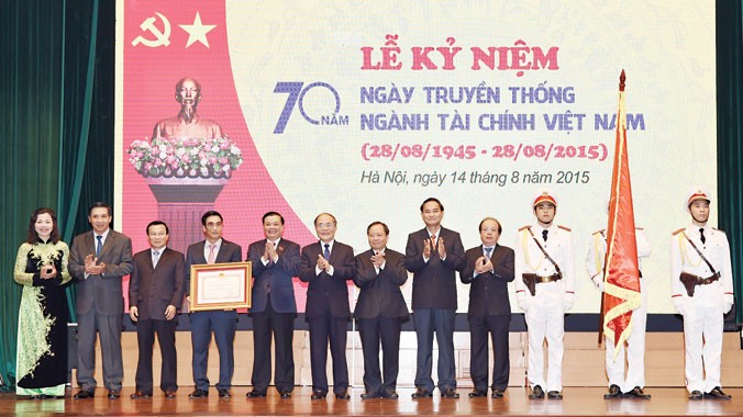 Bộ Tài chính đón nhận Huân chương Hồ Chí Minh do đồng chí Nguyễn Sinh Hùng, Ủy viên Bộ Chính trị, Chủ tịch Quốc hội trao tặng nhân kỷ niệm 70 năm ngày truyền thống ngành Tài chính Việt Nam