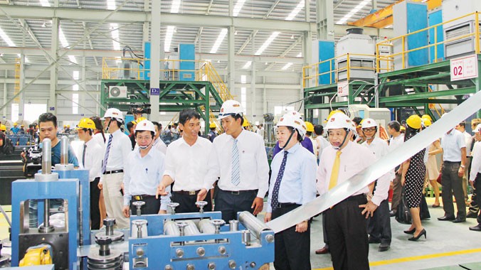 Bí thư Tỉnh ủy Hồ Đức Phớc và Chủ tịch tỉnh Nguyễn Xuân Đường thăm một nhà máy tại KCN Nam Cấm- huyện Nghi Lộc