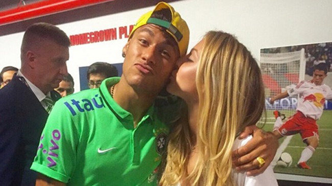 Beatrice khá tình cảm bên cạnh Neymar
