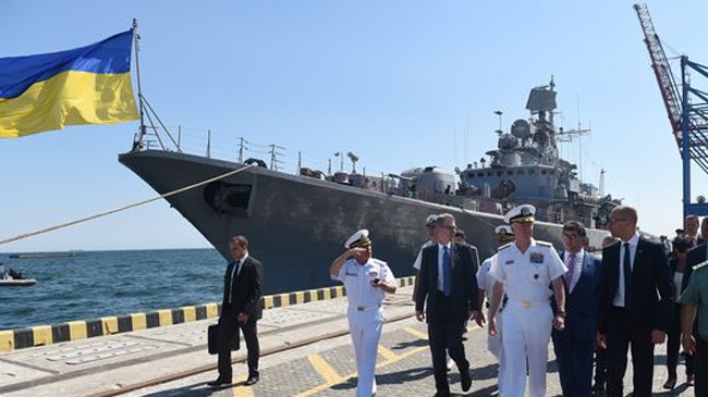 Các quan chức Ukraine và Mỹ tham quan các tàu chiến trong khuôn khổ cuộc tập trận "Gió biển 2015" hôm 1/9.