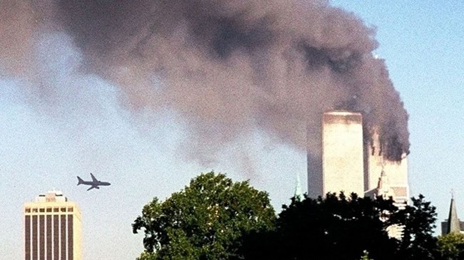 Máy bay thứ 2 do không tặc khống chế chuẩn bị đâm vào tòa tháp Trung tâm thương mại thế giới (WTC) ngày 11/9/2001. Ảnh: AP