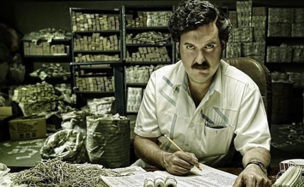Pablo Escobar là trùm ma túy khét tiếng trong lịch sử Colombia với những tội ác liên quan tới bạo lực, tham nhũng và các cuộc chiến băng đảng. Tên tuổi của y gắn với tổ chức tội phạm Medellin. Ở thời kỳ đỉnh cao, Escobar cung cấp 80% lượng cocaine trên th