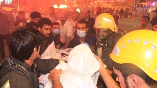Lính cứu hỏa giải cứu một tín đồ bị thương trong vụ hỏa hoạn ở Mecca. Ảnh: RT