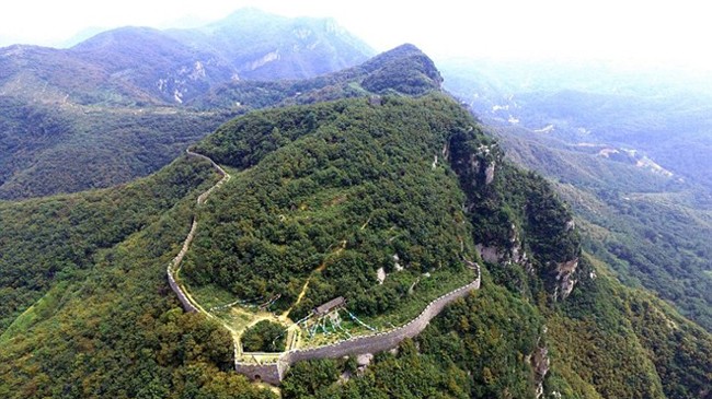 Theo tờ Nhân dân Nhật Báo, bức tường đá dài gần 10 km bao quanh đỉnh một dãy núi ở Củng Nghĩa, tỉnh Hà Nam, Trung Quốc. Công trình có cổng, pháo đài, tháp canh và lỗ châu mai để quan sát bên ngoài.
