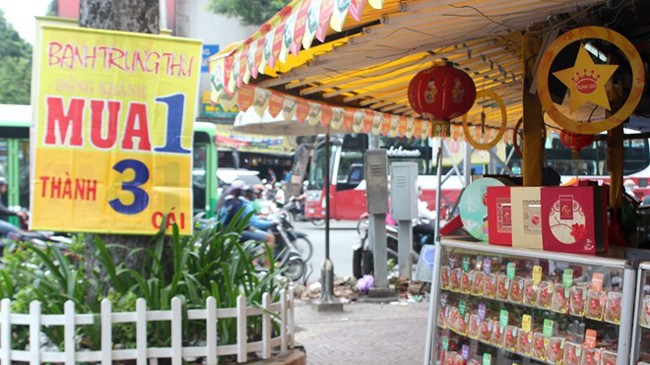 Cửa hàng bánh trung đại hạ giá sớm để dọn hàng. Ảnh: Zen Nguyễn.