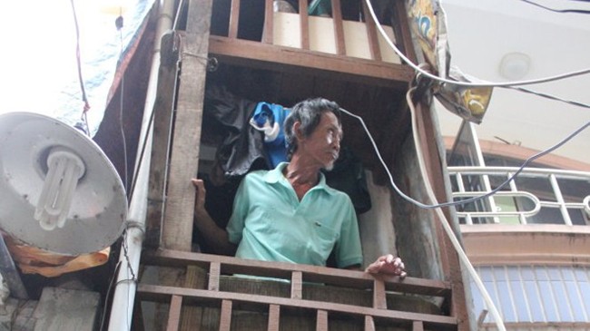 Ông Trương Minh Tuấn trên tầng 2 của căn nhà trọ bề ngang chỉ hơn bốn gang tay trên đường Đoàn Văn Bơ, quận 4.