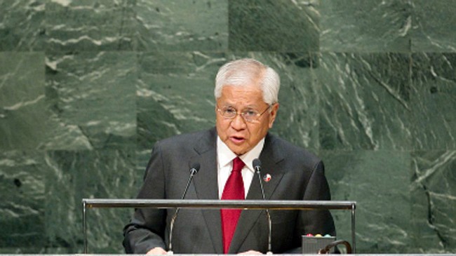 Ngoại trưởng Philippines Albert Del Rosario. Ảnh: AP