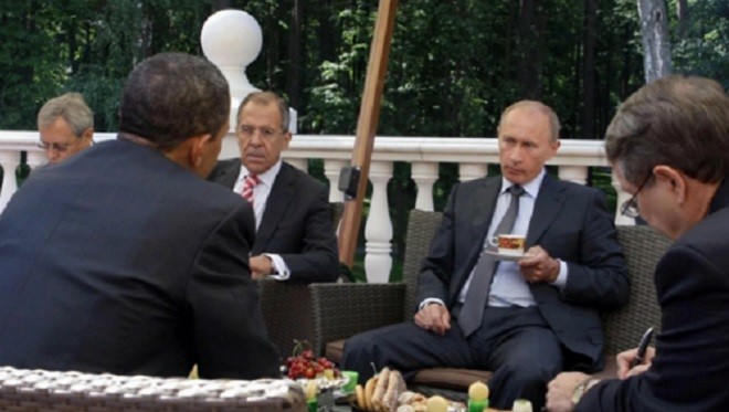 Ông Putin (cầm chén) và ông Obama (đối diện) trong cuộc gặp năm 2009. Ảnh: AFP 
