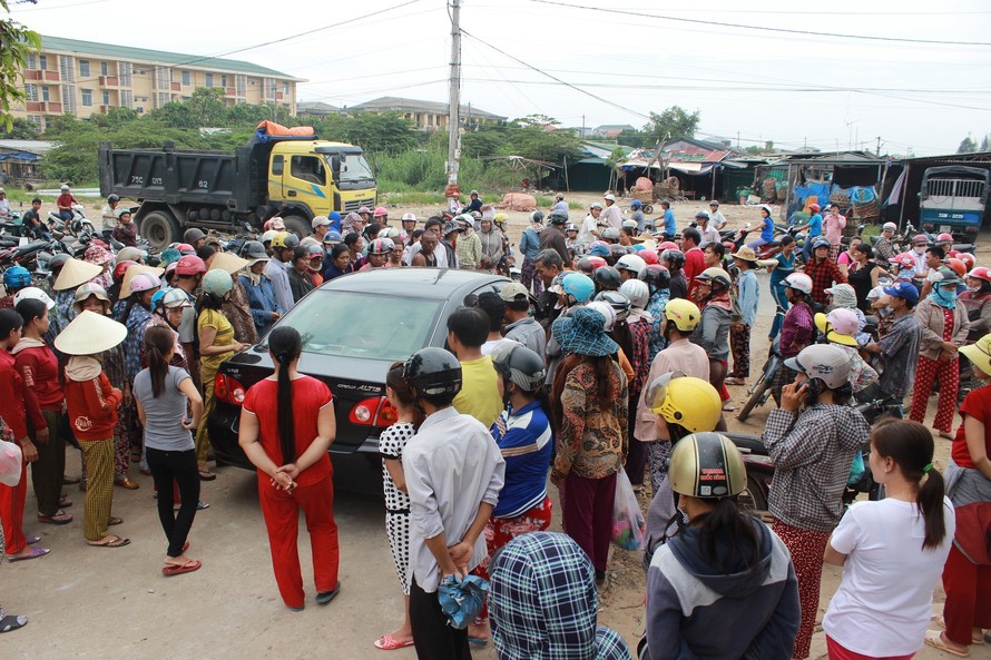 Hàng trăm tiểu thương vây UBND phường Phú Hậu, thành phố Huế để phản đối quyết định di dời chợ đầu mối Phú Hậu sang địa điểm mới.