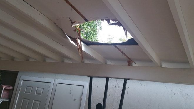 Mái nhà bị thủng sau khi gói cần sa rơi từ trên cao xuống. Ảnh: ABC News