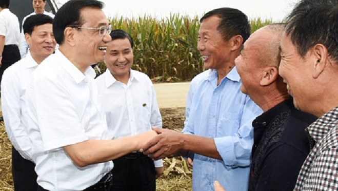 Thủ tướng Lý Khắc Cường trong chuyến thăm nông trường ở thành phố Changge (Ảnh: The Guardian)