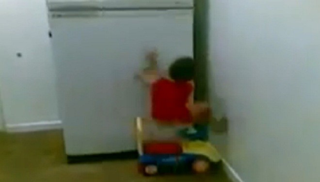Bé trai 3 tuổi tay không trèo thoăn thoắt lên nóc tủ lạnh