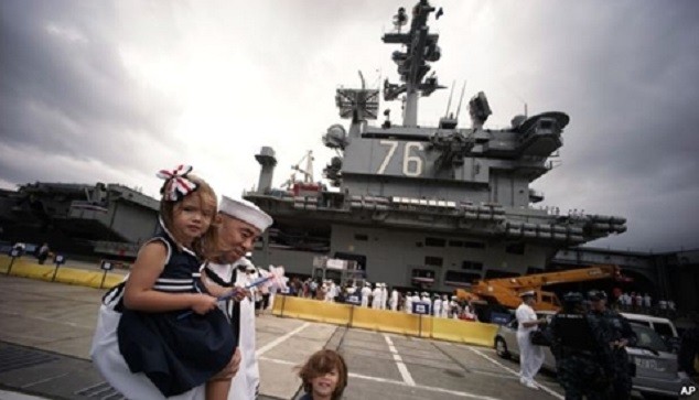 Thủy thủ tàu sân bay USS Ronald Reagan hôm nay đoàn tụ với người thân khi đến căn cứ Yokosuka của hải quân Mỹ ở Yokosuka, phía nam Tokyo. Ảnh: AP 