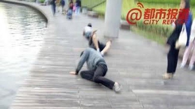 Nhân viên bị phạt bò quanh hồ. (Nguồn: CCTV News) 