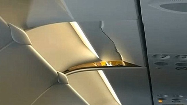 Vết nứt nghiêm trọng trên trần máy bay.