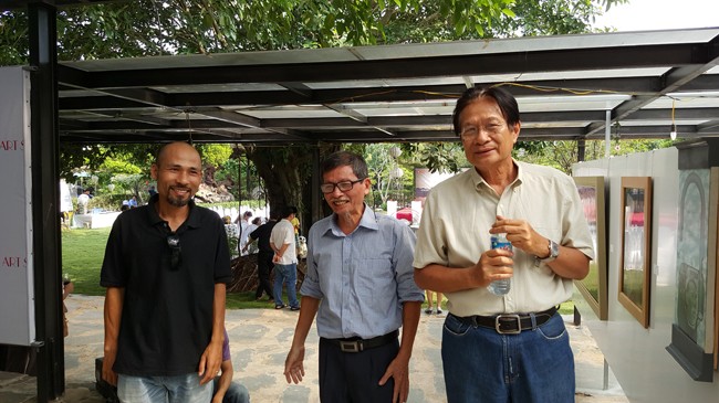 Nhạc sỹ Dương Thụ và họa sỹ Lý Trực Sơn (thứ 1 và 2 từ phải sang) tại lễ khai mạc triển lãm. Ảnh : Lê Hoàng Anh