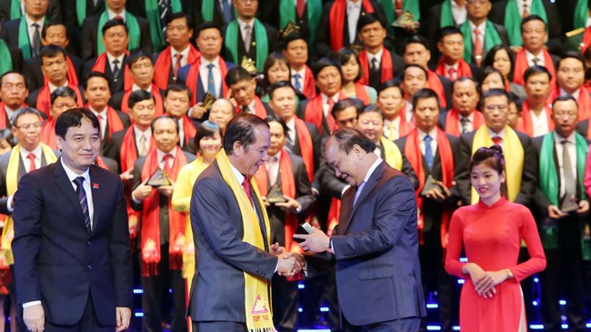 Phó Thủ tướng Nguyễn Xuân Phúc và Bí Thư thứ nhất Trung đoàn TNCS Hồ Chí Minh Nguyễn Đắc Vinh trao danh hiệu Top 10 Sao vàng đất Việt 2015 cho ông Trần Ngọc Chu, Tổng giám đốc Tập đoàn Hoa Sen.