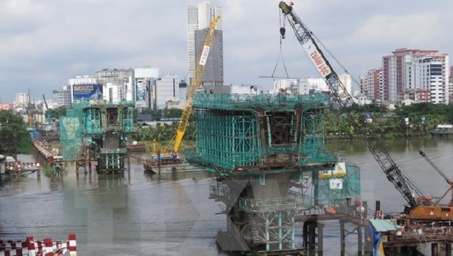 Đoạn vượt sông Sài Gòn đang được thi công khẩn trương với chiều rộng 11m, 2 trụ chính đã thành hình. (Ảnh: Hoàng Hải/TTXVN) 
