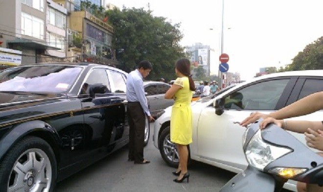 Theo thông tin ban đầu, lái xe Mazda là một phụ nữ (người mặc váy vàng).