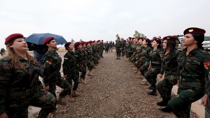 Các nữ thành viên trong lực lượng Peshmerga của người Kurd huấn luyện bại Banslawa, phía bắc Baghdad, Iraq.