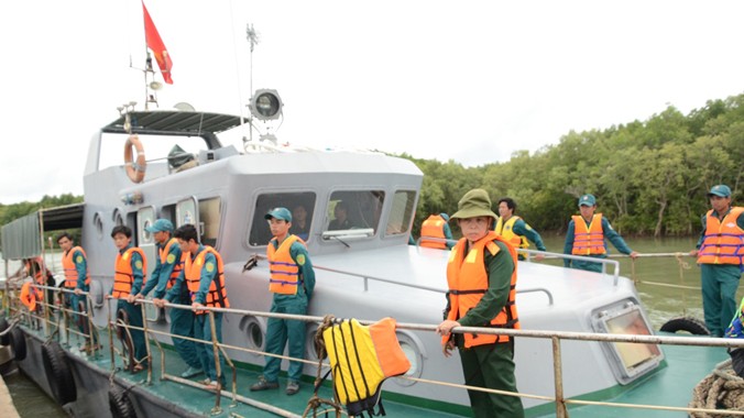 Tàu của Đồn Biên phòng Long Hòa lên đường tìm kiếm, cứu hộ trong một vụ tai nạn đường thủy.