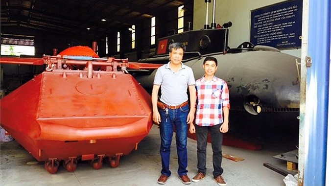 Trên mạng xã hội FB đang lan truyền rất nhanh hình ảnh của chiếc tàu ngầm Trường Sa 2 của kỹ sư Nguyễn Quốc Hòa, được cho là đã thử nghiệm trong bể thử tại trụ sở Công ty tại Thái Bình.