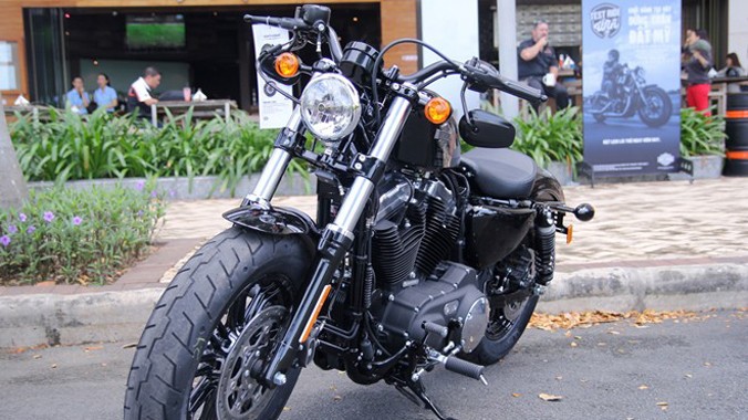 Harley-Davidson Forty-Eight đời 2016 là mẫu xe mới ra mắt tại Việt Nam cách đây hơn một tuần. Những chiếc xe Forty-Eight được giới thiệu lần này thuộc dự án Dark Custom. Khách hàng có thể tùy biến chiếc xe của mình theo sở thích để đảm bảo không đụng hàng