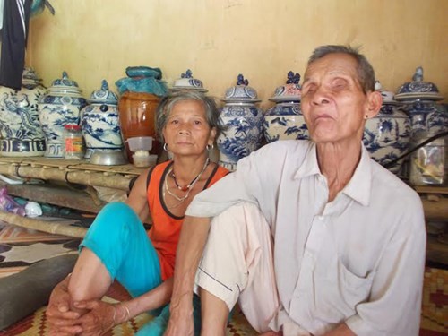 ALăng Bhuốch và vợ. Ảnh: Nguyễn Trang