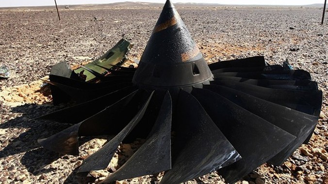 Các mảnh vỡ máy bay rơi trên sa mạc Sinai. Ảnh: Sputnik