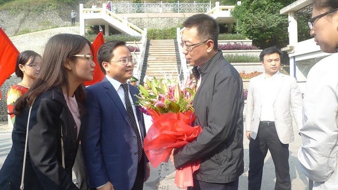 Bí thư Trung ương Đoàn Nguyễn Anh Tuấn tặng hoa chúc mừng đoàn thanh niên Trung Quốc sang giao lưu hữu nghị. Ảnh: Duy Chiến