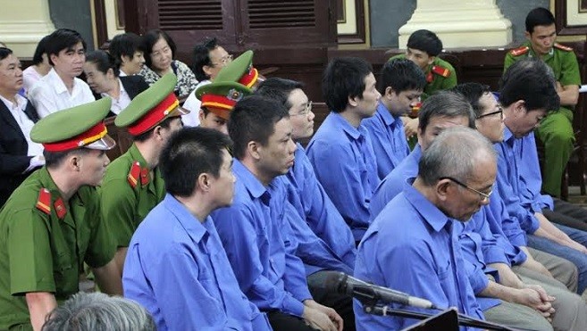 Các bị cáo trong phiên tòa sáng 4/11. Ảnh Việt Văn