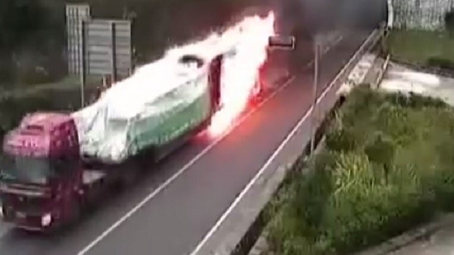 Tài xế cố gắng lái xe tải cháy ngùn ngụt ra khỏi đường hầm