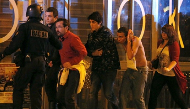 Cảnh sát Pháp hướng dẫn những người quanh nhà hát Bataclan di tản. Ảnh: Slate
