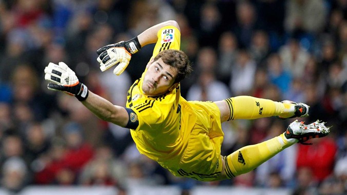 Thủ môn Iker Casillas (Real Madrid): “Thánh” Iker từng 36 lần đối đầu Barca trong màu áo Real, đứng thứ 6 trong danh sách những cầu thủ ra sân nhiều nhất ở siêu kinh điển. Hiện Casillas là thành viên của FC Porto. Trận đấu ngày 22/11/2015 là lần đầu tiên 